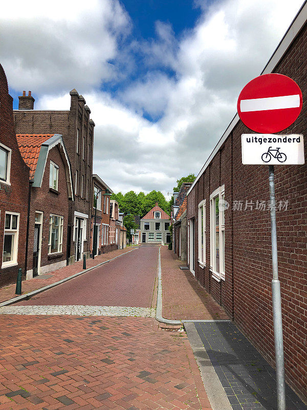 村庄街道上的荷兰标志/符号:除自行车外禁止进入